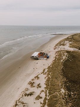 Strand Ameland van bovenaf. van Roanna Fotografie