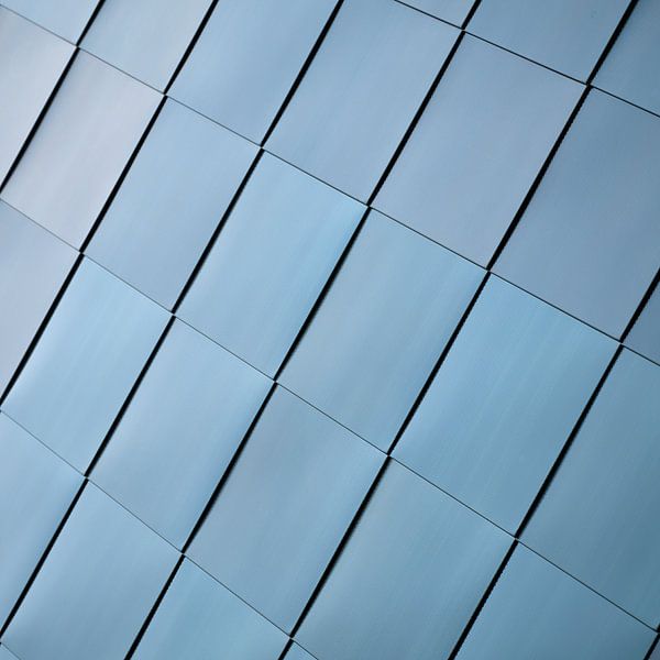 Fassade aus einem blauen nicht rostenden Edelstahl von Heiko Kueverling