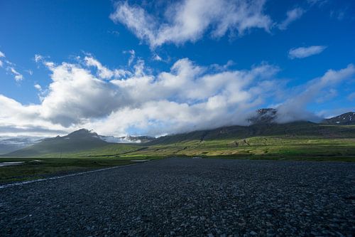Islande - La route 1, vide et sans fin, aux montagnes vertes et brillantes