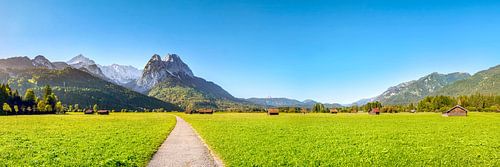 Alpenweiden in de Alpen met houten hutten bij Garmisch Partenkirchen