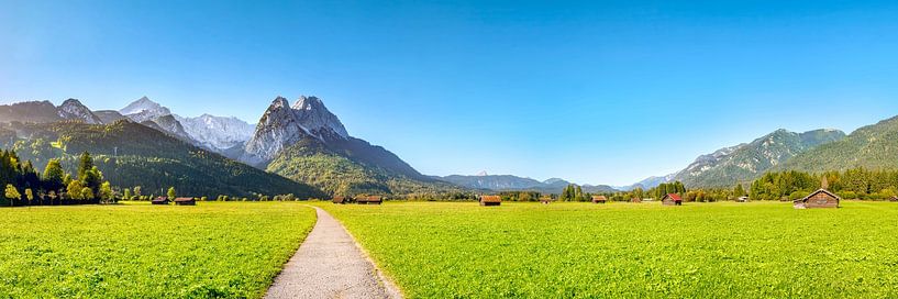 Alpenweiden in de Alpen met houten hutten bij Garmisch Partenkirchen van Voss fotografie
