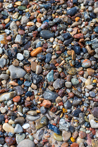 Kleurrijke stenen op het strand