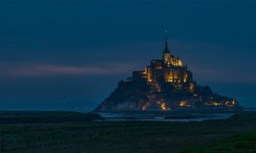 Blauwe uurtje bij Mont Saint Michel, Frankrijk van Maarten Hoek