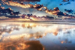 zon breekt door de wolken langs de kust van eric van der eijk