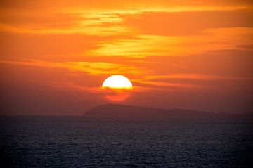 Perfecte romantische zonsondergang boven de zee van Patrick Verhoef