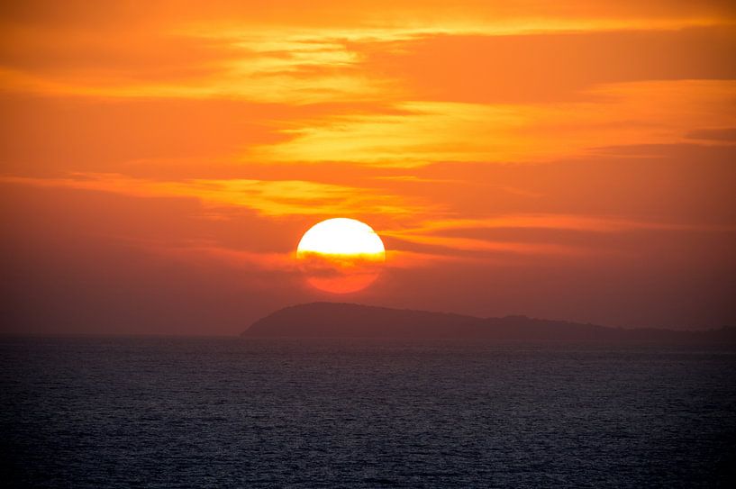 Perfekt romantischer Sonnenuntergang über dem Meer von Patrick Verhoef
