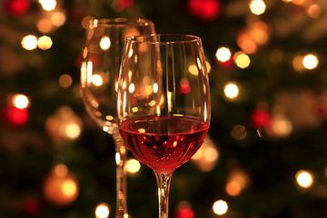 Des verres à vin devant le sapin de Noël sur Thomas Jäger