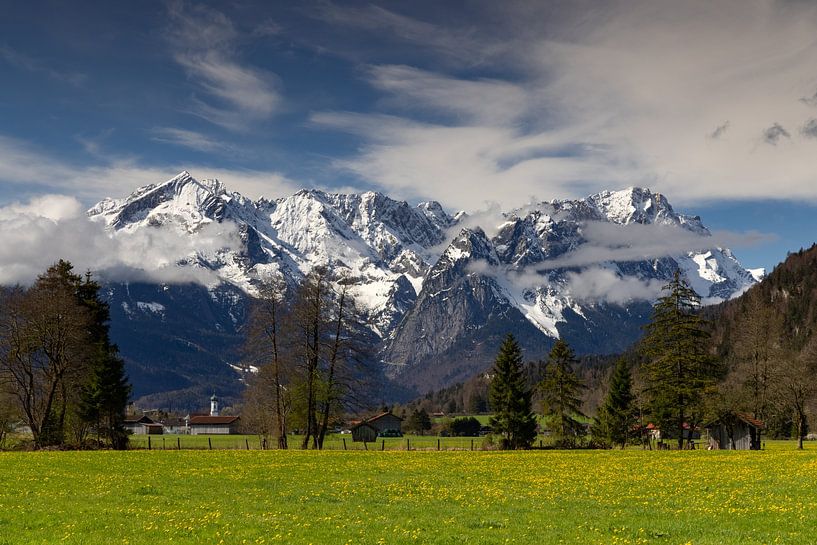 Uitzicht over Farchant naar Alpspitze en Zugspitze van Andreas Müller