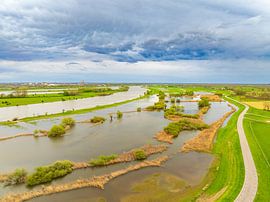 Fluss IJssel mit Gewitterwolken darüber von Sjoerd van der Wal Fotografie