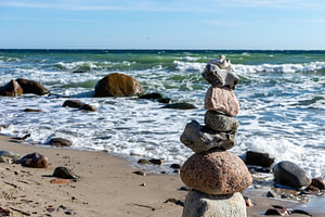 Balance Steine an einem Strand an der Ostseeküste auf Rügen