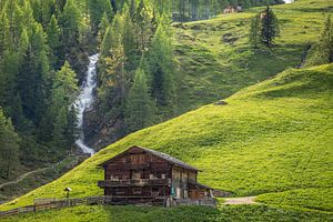 Alter Bergbauernhof mit Klapfbach Wasserfall im Villgratental