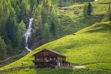 Oude bergboerderij met Klapfbach waterval in het Villgratental van Christian Müringer