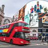 Doppeldeckerbus am Piccadilly Circus, London von Peter Schickert