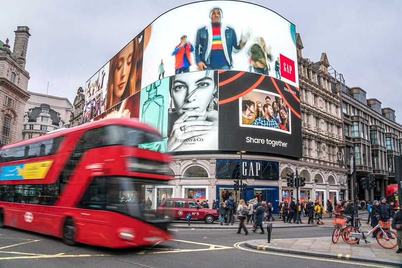 Doppeldeckerbus am Piccadilly Circus, London von Peter Schickert