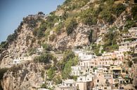 Häuser in den Bergen an der Amalfiküste Italien von Esther esbes - kleurrijke reisfotografie Miniaturansicht
