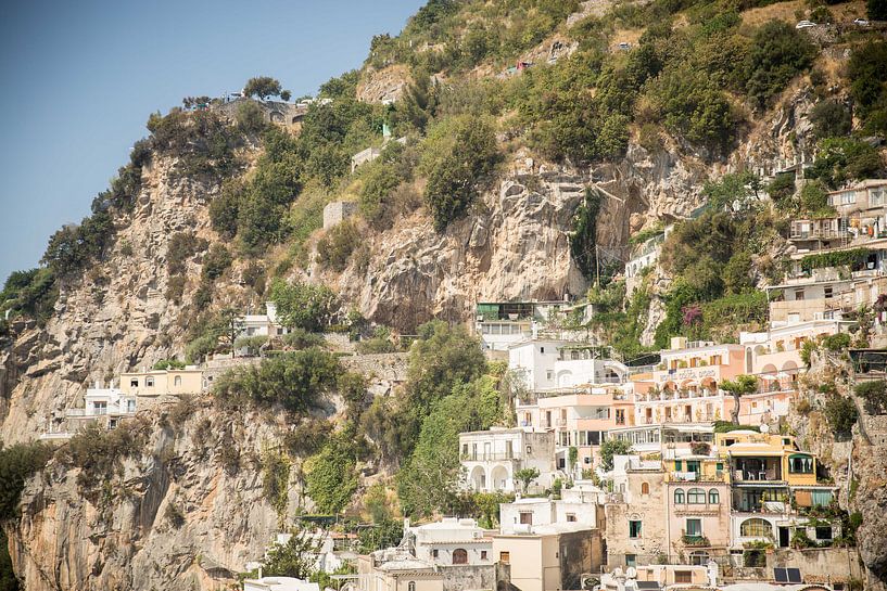 Häuser in den Bergen an der Amalfiküste Italien von Esther esbes - kleurrijke reisfotografie