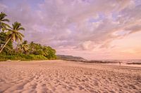 Paarse zonsondergang op het strand in Costa Rica