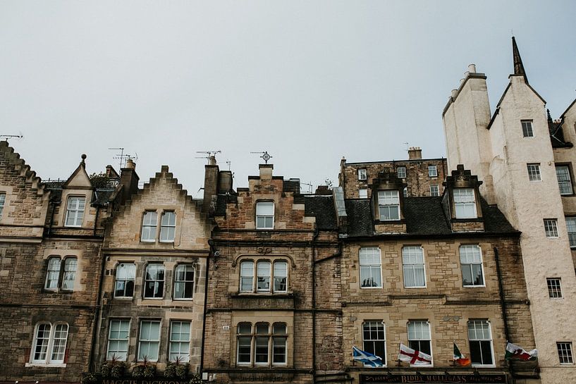 Schottische Häuser von Edinburgh | Farbenfrohe Reisefotografie | Edinburgh, Schottland von Trix Leeflang