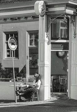 Jonge vrouw leest een boek buiten in de zon