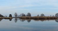 spiegelende lucht in een ven