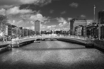 Ha’penny Bridge in Zwart-Wit – Tijdloze Schoonheid van Dublin van vincent janssen