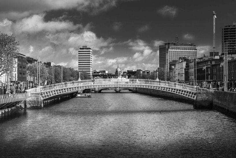 Ha'penny Bridge in Schwarz-Weiß - Zeitlose Schönheit von Dublin von vincent janssen