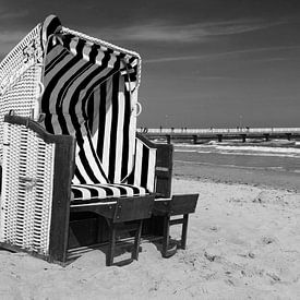 Strandstoel in de zonsondergang (zwart-wit) van Frank Herrmann