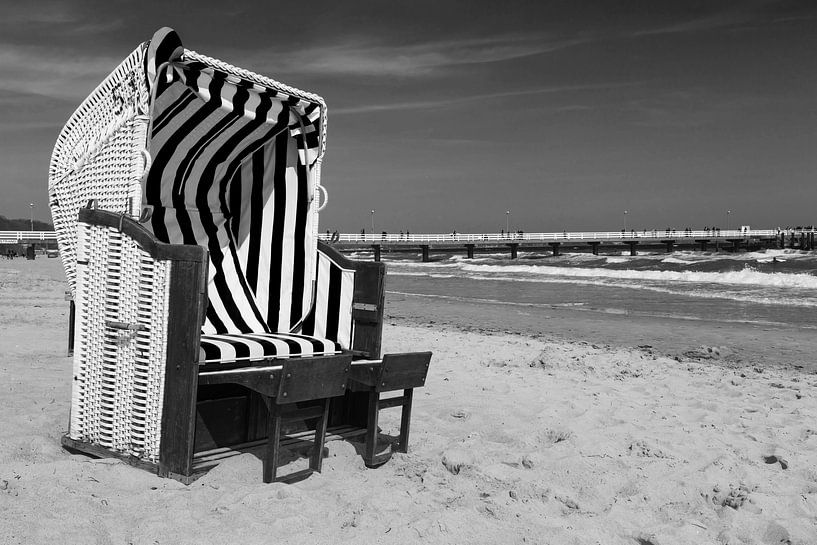 Strandkorb im Sonnenuntergang (Schwarzweiss) von Frank Herrmann