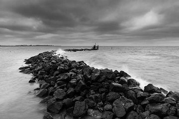 Zeewering van stenen in het Markermeer trotseren de storm van Bram Lubbers