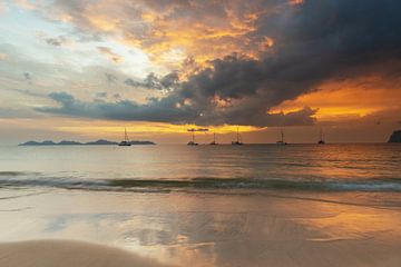 Dromerige zonsondergang op Koh Mook van Walter G. Allgöwer