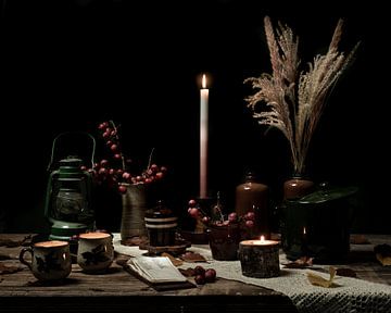 Verstilling | tafel met kaars, grassen en aardewerk | fine art stilleven fotografie in kleur | print van Nicole Colijn