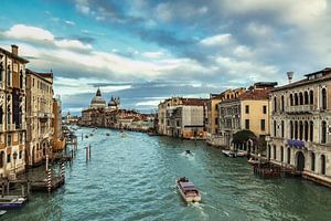 View from Rialto Bridge Venice van Ilya Korzelius