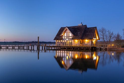 Huis aan het meer van Hemmelsdorf in het ochtendlicht