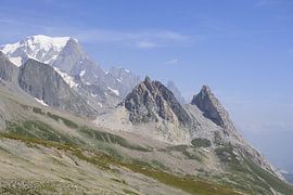 Mont-Blanc-Bergwelt und TMB-Panorama – atemberaubende Alpenfotografie mit Gletschern und Gipfeln. Jetzt das perfekte Alpen-Wandbild oder Leinwandmotiv online kaufen. von Miriam Schwarzfischer Fotografie