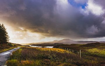 Isle of Skye in Invernesse. Vredige, verlaten plekken in Schotland. Veenmoerassen, zure grassen, overstroomde wetlands met weinig vegetatie. van Jakob Baranowski - Photography - Video - Photoshop