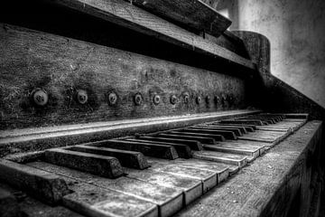 Abandoned Places Piano Black/White Urbex van Carina Buchspies