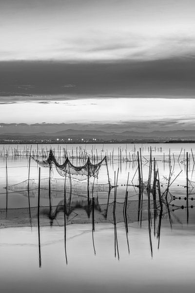 Coucher de soleil sur le lac noir et blanc par Manfred Voss, Photographie Noir et Blanc