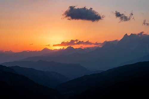 Zonsondergang boven Mestia in Georgië