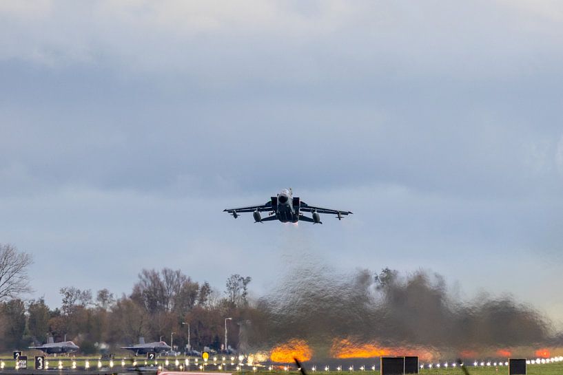 Start eines Tornados der Luftwaffe vom Luftwaffenstützpunkt Leeuwarden von Harm-Jan Martens