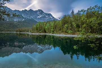 Reflecties bij de Eibsee van Maik Hornemann Fotografie