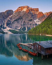Sonnenaufgang Pragser Wildsee von Henk Meijer Photography