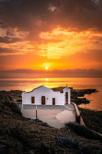 Grisch kerk op Zakynthos in de magische zonsopgang direct aan zee