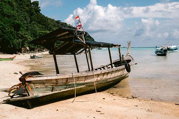 Een boot op het strand van Thailand van Lindy Schenk-Smit