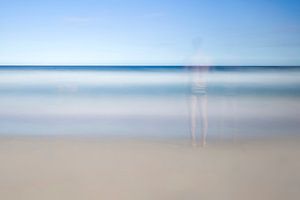 Mann am Strand von Rob van Esch