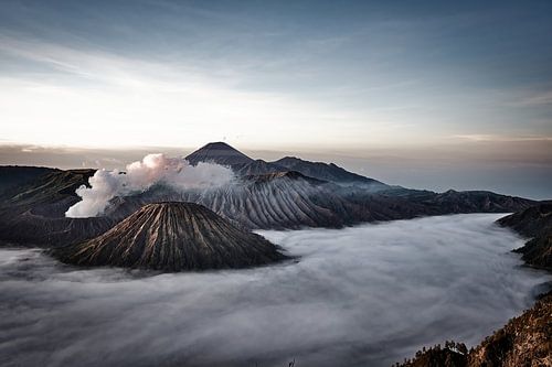 Een vredige zonsopgang boven de vulkanen van het Tengger Semeru park