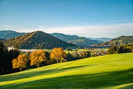 erste Sonnenstrahlen im Herbst mit Blick auf den Hochgrat, Staufen und Oberstaufen von Leo Schindzielorz