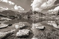 Dikke wolken boven de Seekarspitze in zwart-wit van Christa Kramer thumbnail