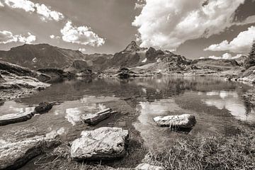 Dicke Wolken über der Seekarspitze in schwarz weiß von Christa Kramer