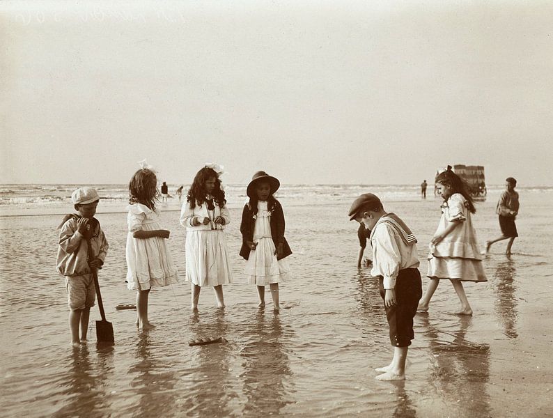 Pootje baden aan het strand in Zandvoort, Knackstedt & Näther, 1900 - 1905 van Het Archief