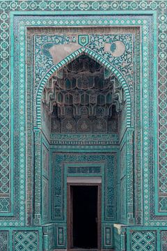 Blaue Tür des Mausoleums | Reisefotografie Druck | Samarkand, Usbekistan von Kimberley Jekel
